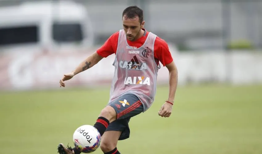 Mancuello participa de coletivo no ‘Ninho’, marca dois gols e se destaca entre os reservas