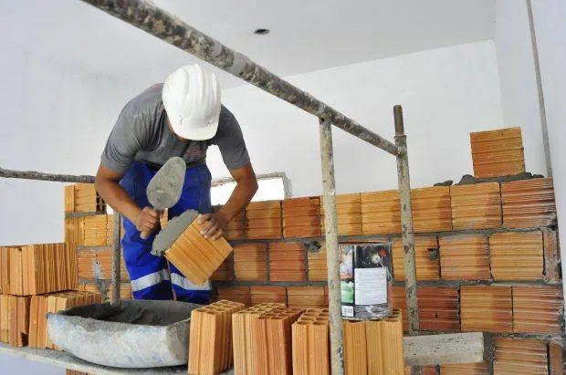 Segundo relatório, muitos trabalhadores atuam como 'escravos' no setor da construção civil