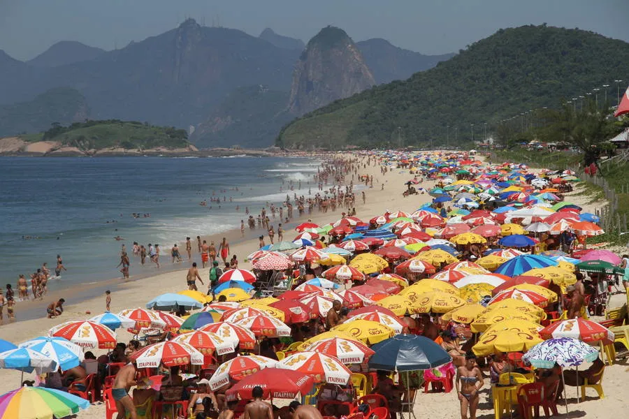 A Praia de Piratininga, em Niterói, ficou lotada de banhistas no último dia do feriado de Carnaval 