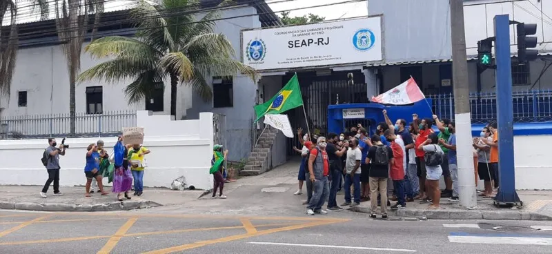 Imagem ilustrativa da imagem Grupo faz manifestação em frente a presídio após prisão de Daniel Silveira, em Niterói