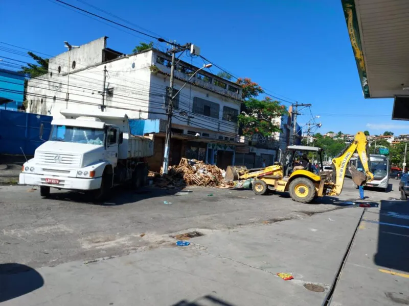 Para a remoção do material, foram utilizados uma escavadeira e um caminhão