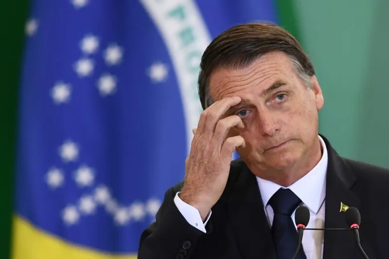 O presidente Jair Bolsonaro muda o tom sobre a possibilidade de se imunizar