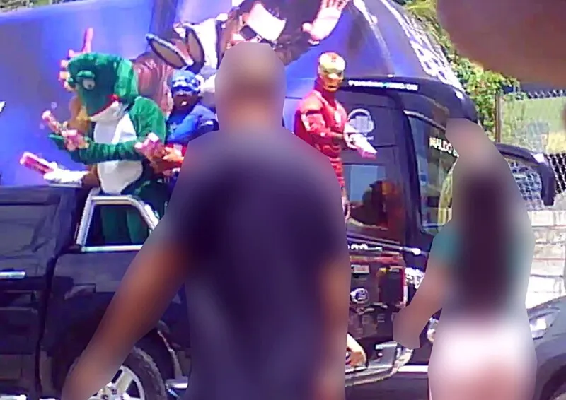 No Complexo da Maré, traficantes costumam se vestir de super heróis para agradar moradores no Dia das Crianças. 'TH' , amigo de 'Pai', é um deles 