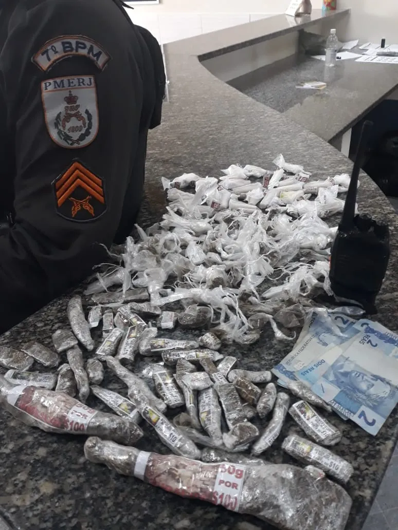 Os policiais encontraram com o homem 98 trouxinhas de maconha e 46 cápsulas de cocaína. 