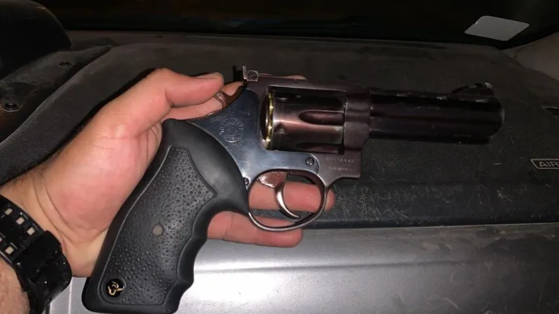 Na casa a polícia encontrou um revólver 38