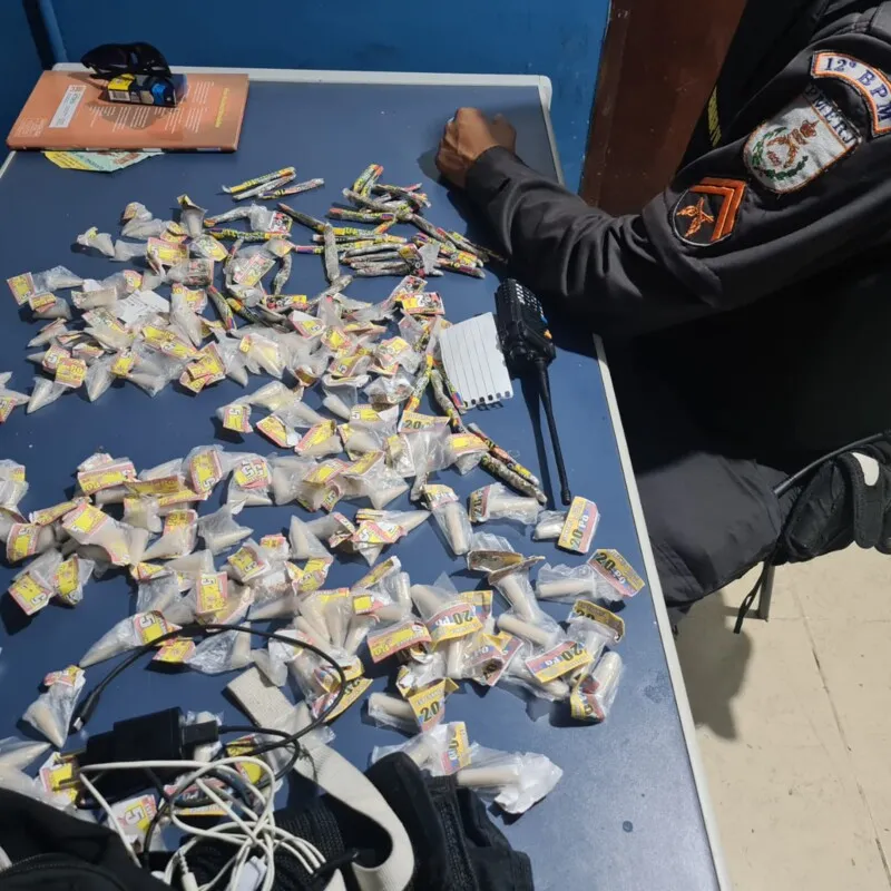  Com eles, a polícia encontrou 125 gramas de cocaína,  26 gramas de maconha e dois rádios transmissores.