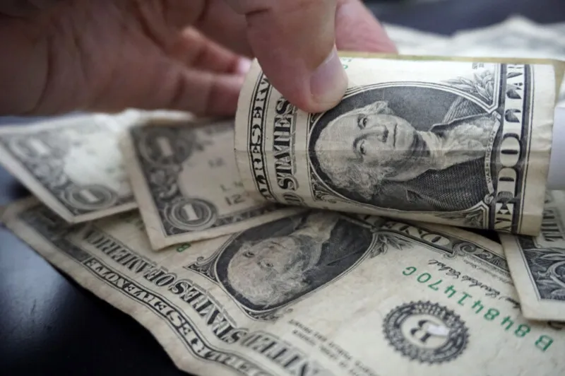 Imagem ilustrativa da imagem Dólar passa de R$ 5,50 e atinge maior valor desde novembro