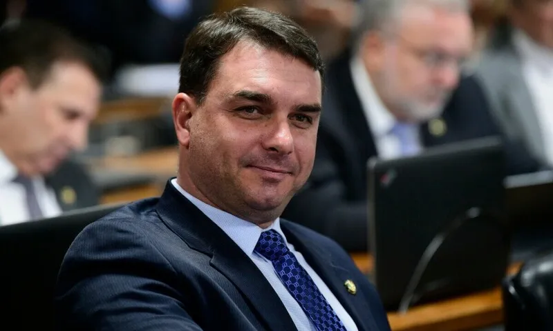 Flávio Bolsonaro foi denunciado no ano passado pelo esquema de rachadinhas