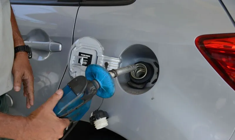 Dependendo do modelo do veículo, o etanol torna-se vantajoso quando custa até ou menos que 75% do valor da gasolina
