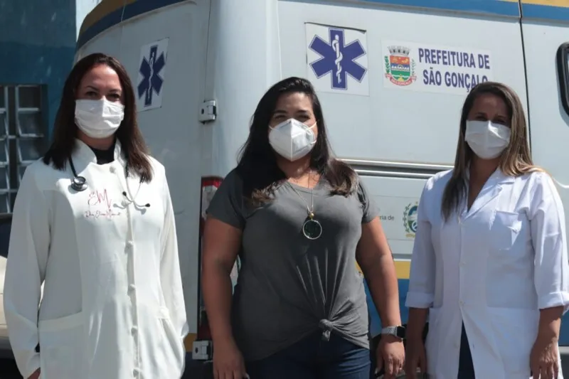 Elaine Monnerat, Karine Rangel e Elizabeth dos Santos, mães e profissionais da saúde na linha de frente