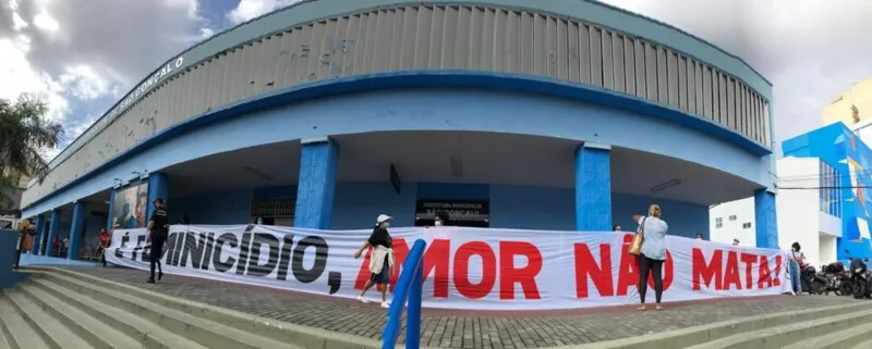 Ato reúne diversos movimentos sociais nesta manhã de quarta-feira (9)