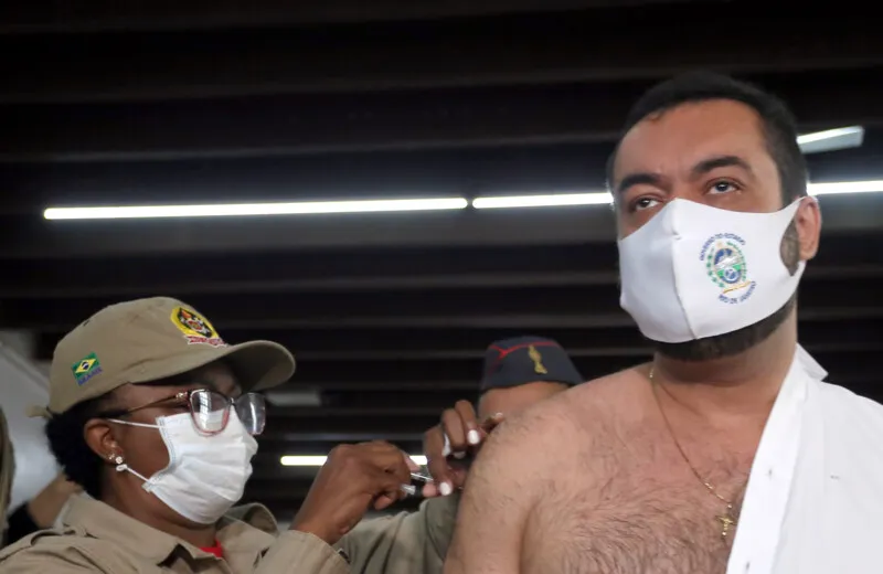 Castro aproveitou a ocasião para lembrar da importância da segunda dose para a imunização completa

 