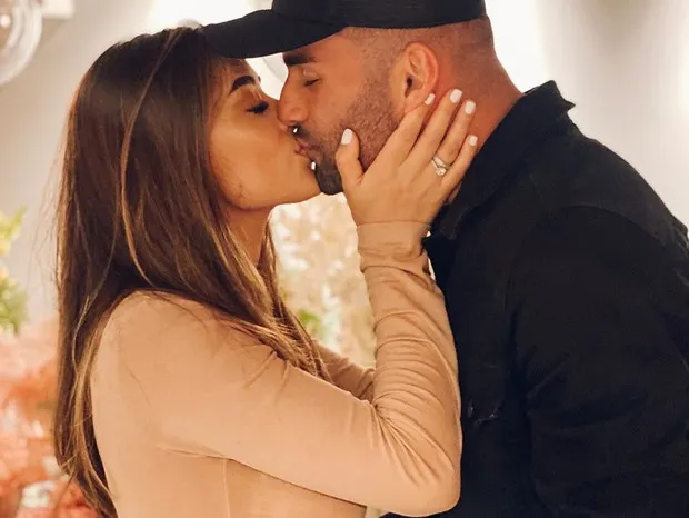 Nesta segunda-feira, o casal foi fotografado juntinhos fazendo compras em um shopping da Zona Oeste do Rio