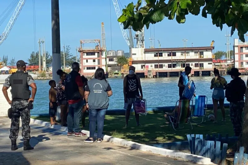 Também está vedada a permanência de pessoas em logradouros, vias, áreas e praças públicas no horário das 23h às 5h.