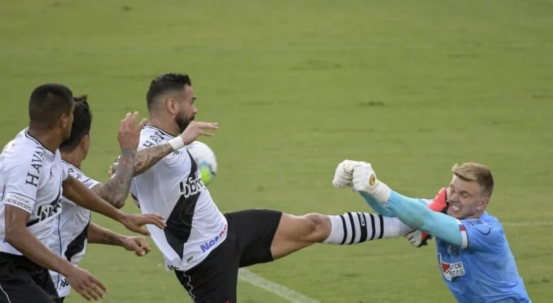 Leandro Castán acertou o rosto de Douglas em lance do gol anulado do Vasco