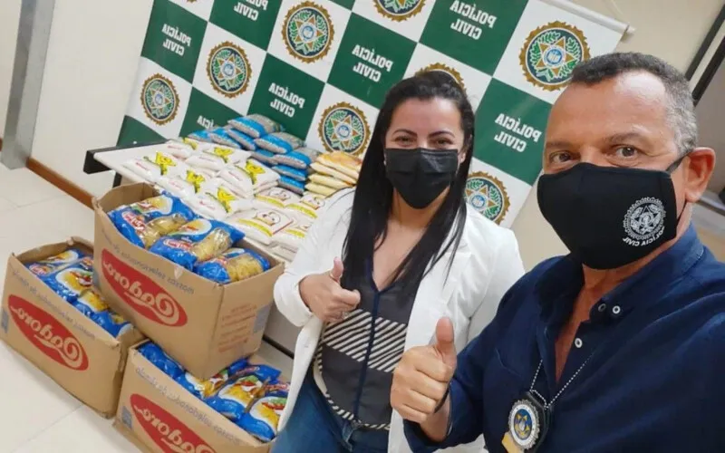 Equipes da delegacia arrecadaram mais de 100 quilos de alimentos 