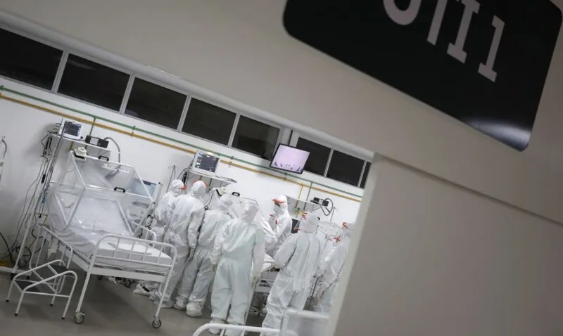A curva de mortes durante a pandemia mostra um aumento intenso a partir do fim do mês de fevereiro