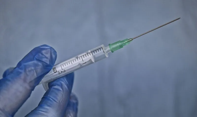 A Agência Nacional de Vigilância Sanitária divulgou uma nota alertando sobre a venda da vacinas falsas contra a covid-19 na Internet