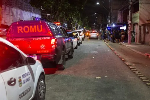 Uma boate na Rua Professora Maria Joaquina, na Praia das Pedrinhas, recebeu um termo de interdição