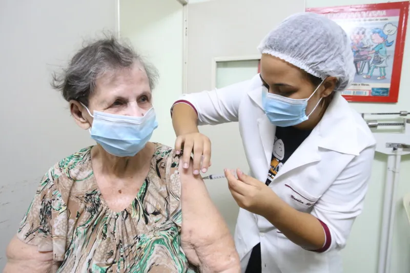 Imagem ilustrativa da imagem Prefeitura de Niterói inicia vacinação de idosos acamados acima de 90 anos na quarta-feira (03)