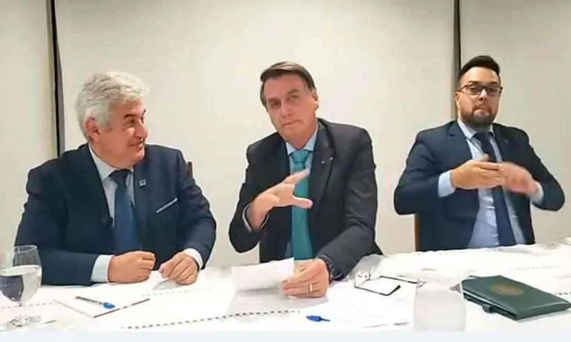 O presidente Jair Bolsonaro defendeu novamente os medicamentos sem eficácia comprovada em live pelo Facebook