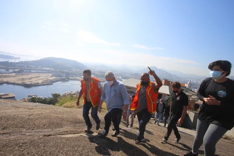  O prefeito de Niterói, Axel Grael, esteve na manhã deste sábado (03) na Ladeira da Maria das Dores para conversar com lideranças regionais
