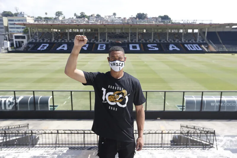 Goleiro Lucão vestindo a camisa comemorativa em homenagem ao centenário de Barbosa