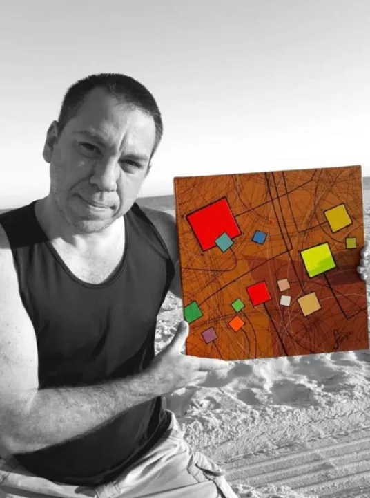 Michel França é um artista plástico de Maricá