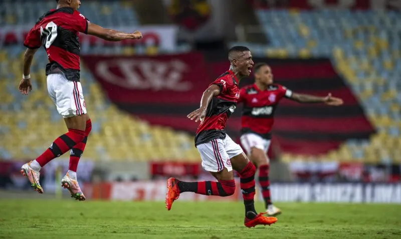 O garoto Max garantiu a vitória do Fla com um golaço no último lance da partida