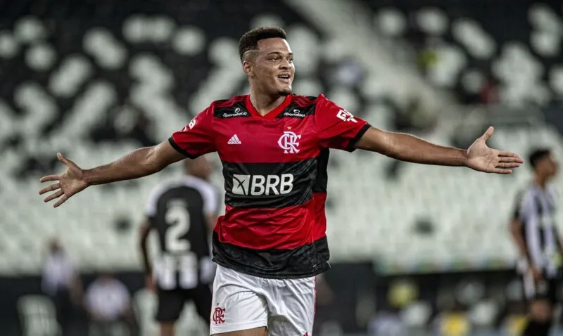 Rodrigo Muniz marcou seu quinto gol no Carioca e assumiu a artilharia isolada da competição