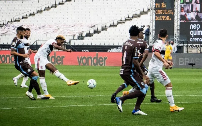 No confronto do primeiro turno, o Flamengo foi muito superior e goleou o Corinthians por 5 a 1