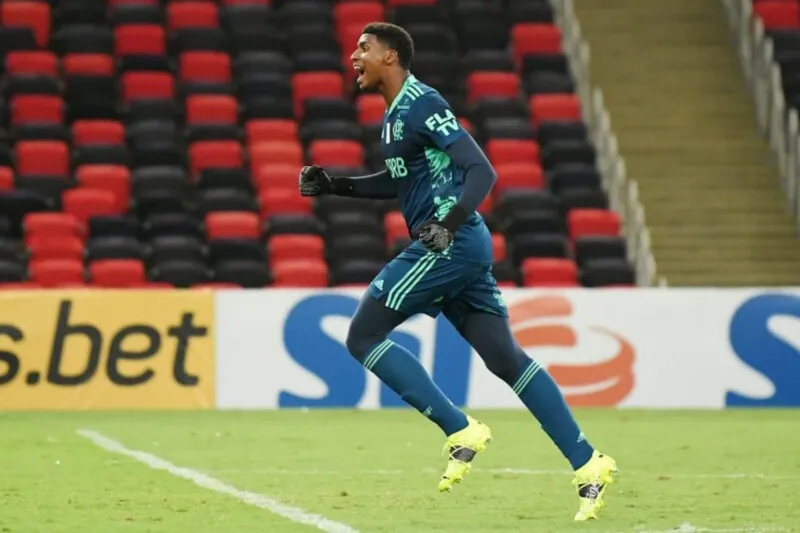 Hugo Souza se destacou pelo Flamengo na última temporada