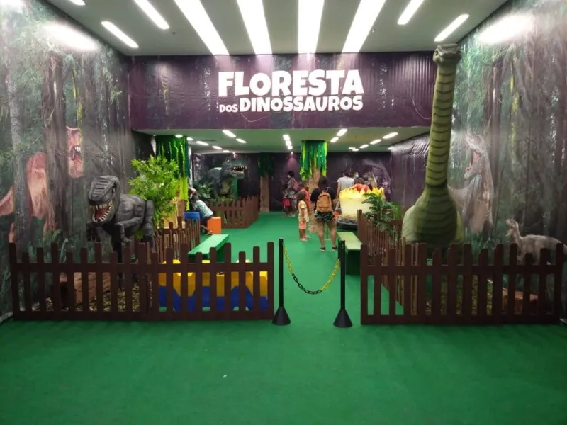 Cumprindo todas as regras sanitárias, a floresta dos dinossauros  promete divertir a garotada até o final de março