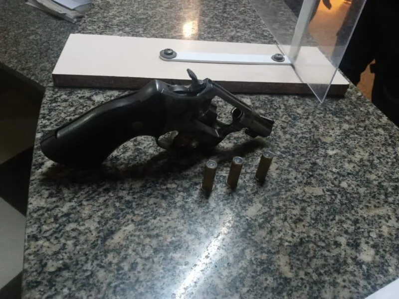 Foram apreendidos um celular e um revólver 