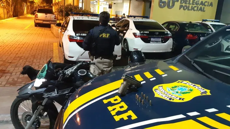 Foram apreendidas uma arma de fogo 9 mm da marca HS9, oito munições intactas e uma motocicleta furtada