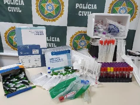 Ela é integrante de uma quadrilha de estelionatários e se passava por funcionária de um laboratório