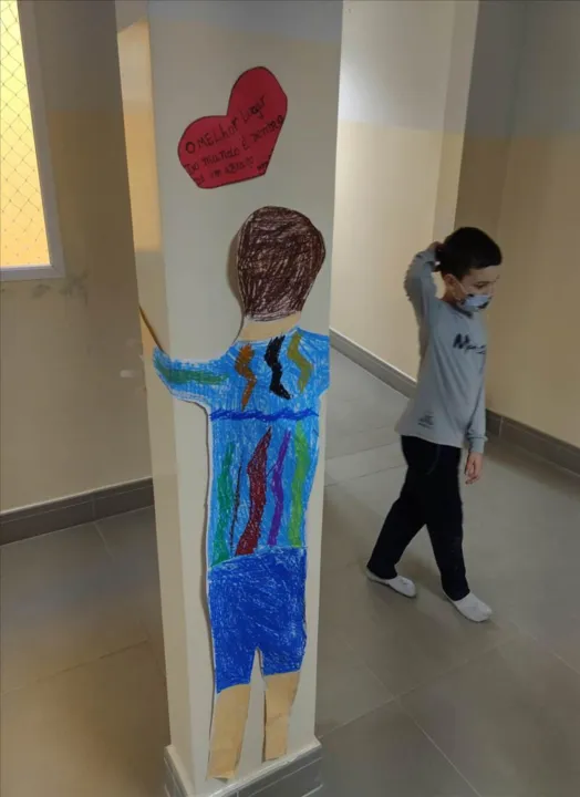 Imagem ilustrativa da imagem Dia do abraço: Estudantes criam uma maneira inusitada de comemorar a data em pandemia
