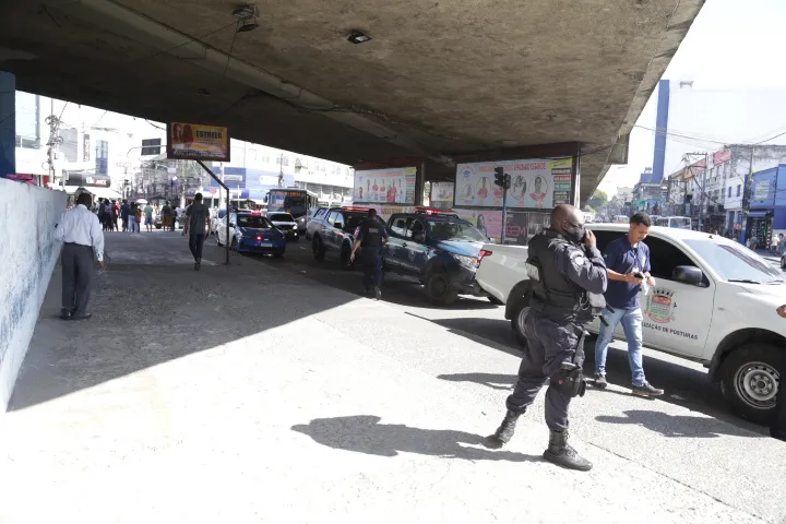 Ainda durante a ação educativa, ambulantes foram orientados a se organizar de forma a não gerar aglomerações nas calçadas
