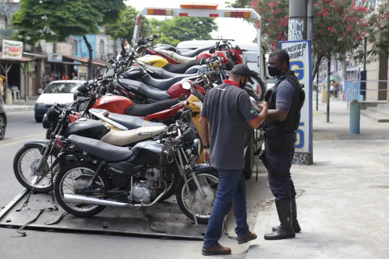 A ação, que teve início por volta das 10h, foi realizada na Avenida Humberto de Alencar Castelo Branco, no Rocha, e na Rua Capitão João Manoel, no Porto Novo