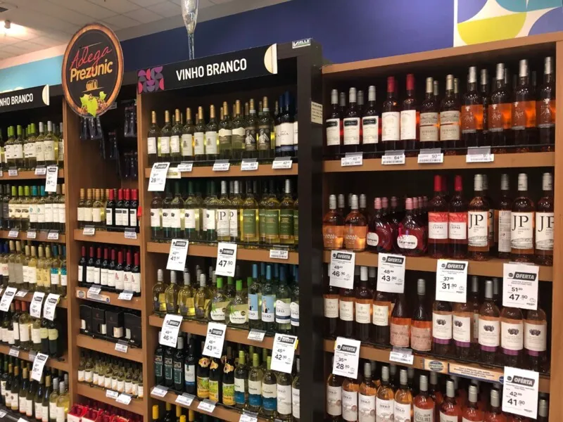 Imagem ilustrativa da imagem Supermercado vê crescimento no consumo de vinhos brancos, rosés e espumantes no verão