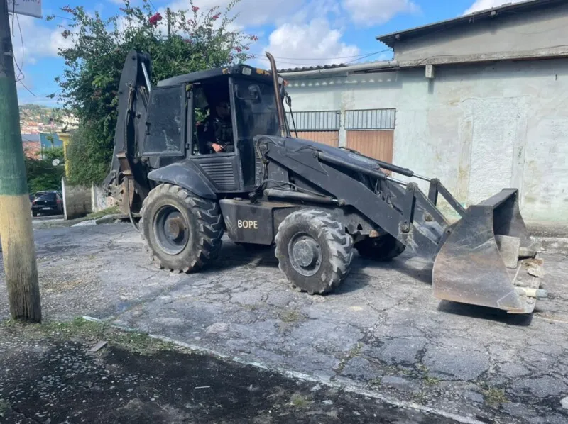 PM intensificou ações no Santo Cristo e com apoio do Bope, retirou barricadas montadas pelo tráfico