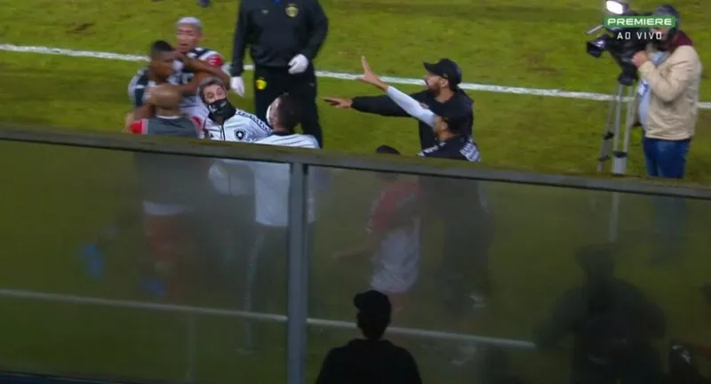 Imagem ilustrativa da imagem Botafogo leva 'virada' do Brusque e se complica ainda mais na Série B