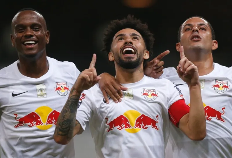 Imagem ilustrativa da imagem Vasco volta a jogar mal, é goleado pelo Bragantino e fica perto do Z-4
