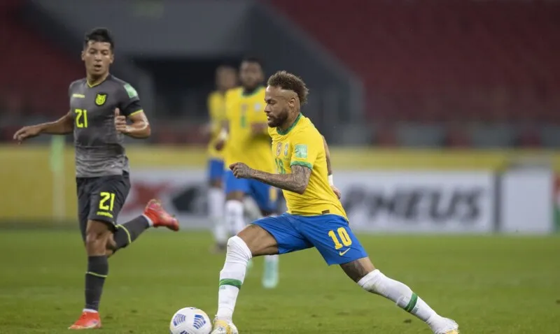 Neymar está escalado no ataque brasileiro 