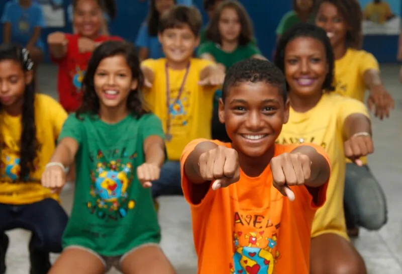 Crianças e adolescentes atendidos pelo projeto Favela Mundo
