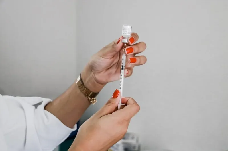 O novo cronograma começa na segunda-feira (31/05) para pessoas de 50 a 59 anos
