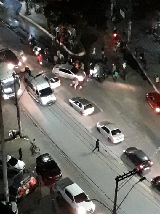 Colisão tumultuou trânsito no horário do rush noturno 