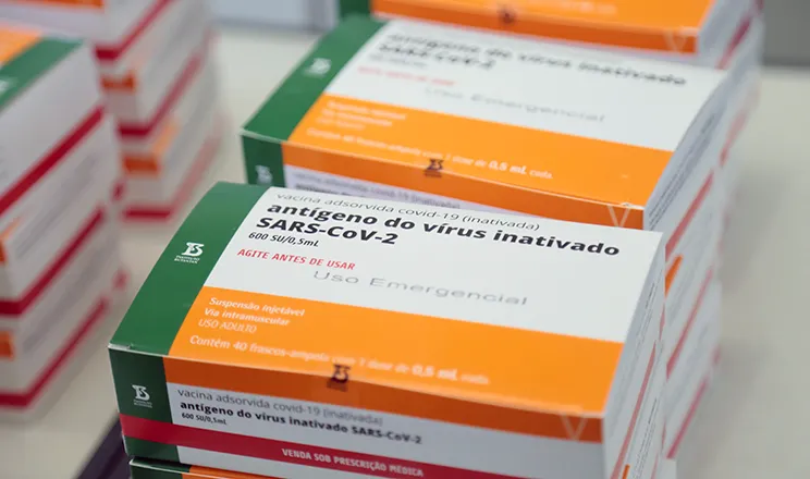 A segunda dose deve ser aplicada entre 21 e 28 dias após a primeira dose 