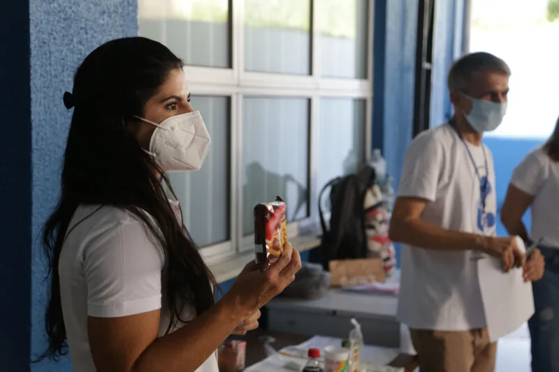 Foi distribuído um material informativo com guia alimentar de bolso e abordagem sobre os dez passos da alimentação saudável