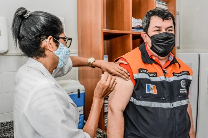 Imagem ilustrativa da imagem Com 61 anos, vice-prefeito de Itaboraí toma primeira dose da vacina contra Covid-19